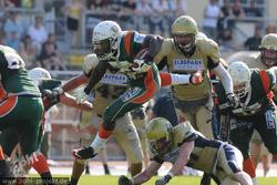 Runningback springt mit Ball